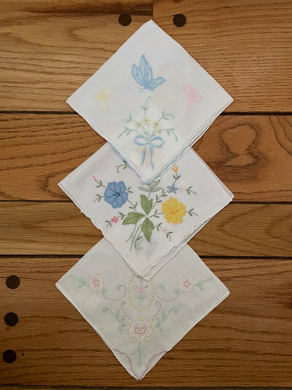 Lot of 3 Vintage Handkerchiefs / Appliqué / Embro… - image 1