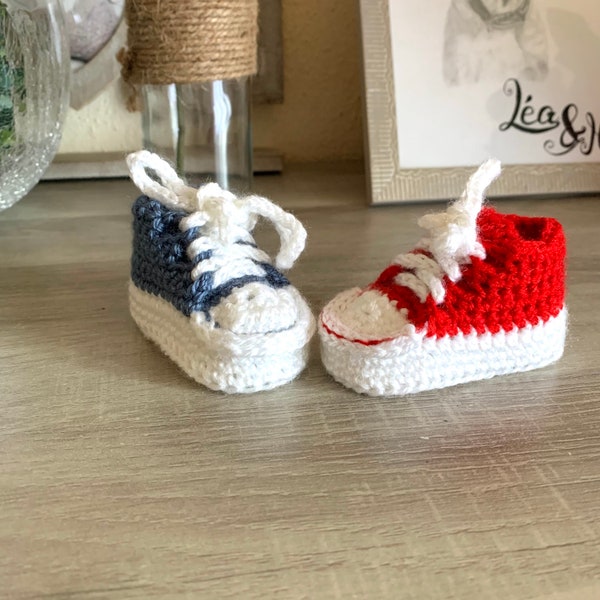 Petites baskets au crochet pour bébé / chaussons bébé / cadeau naissance/ cadeau de Noël