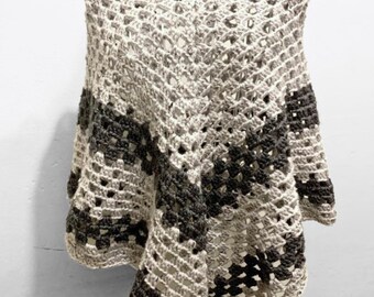 Poncho en laine peignée au crochet / cape / capeline / châle / poncho hiver / idée cadeau Noel / hiver