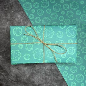 Emballage cadeau motif dés Seagreen D20 | Emballage cadeau Dungeons & Dragons, papier cadeau vert, grande feuille non couché 700 x 500 mm 120 g