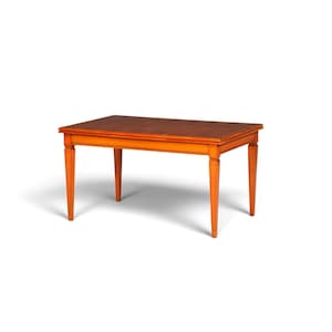 Op de afbeelding: Een rechthoekige houten eettafel met een donkerbruin plat oppervlak dat contrasteert met een lichter honingkleurig houten frame en vier taps toelopende poten. De tafel heeft een strak, gestructureerd ontwerp met zichtbare houtnerven.