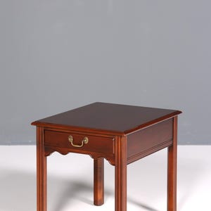 Bellissimo tavolino laterale del marchio Drexel Heritage, in stile antico anni &#39;60, 5 stelle su 5