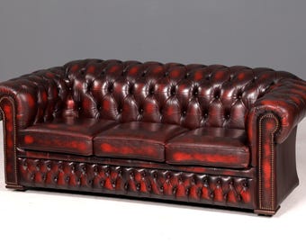 Bellissimo divano Chesterfield originale a 3 posti, in vera pelle color sangue di bue, in stile inglese.