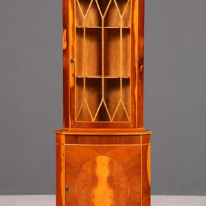 Preciosa vitrina esquinera inglesa antigua de la década de 1960, de madera auténtica, con vitrina de cristal.