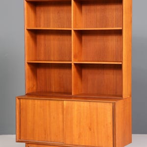 Eenvoudige boekenkast uit het midden van de eeuw, Deens design, retro ladekast, schuifdeurplank, vintage