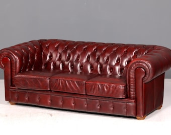 Bellissimo divano Chesterfield originale a 3 posti, divano in vera pelle color bordeaux, divano in pelle inglese, vintage