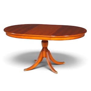 Può includere: Un tavolo da pranzo ovale in legno con una ricca finitura marrone e una superficie liscia. Il tavolo è sostenuto da una base a piedistallo centrale che si dirama in quattro gambe curve, ciascuna con piccoli accenti metallici sui piedi.