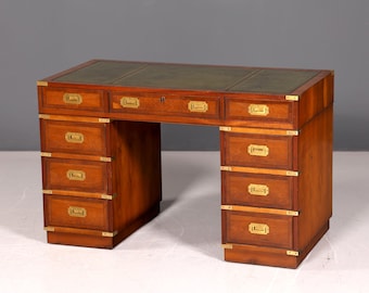 Elegant maritiem bureau, in de stijl van een Engelse militaire kist, kantoortafel met blad van echt leer.