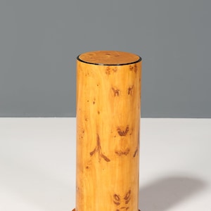 Prachtige Art Deco bijzettafel met kolom van berkenhout en opbergruimte.