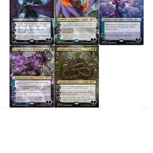 Puede incluir: Seis cartas coleccionables de Magic: The Gathering con Planeswalkers legendarios. Las cartas muestran varios personajes con ilustraciones y habilidades únicas. Las cartas incluyen Sorin Markov, Huatli, Radiant Champion, Kiora, Bellemoth Beckoner, Tezzeret, Master of the Bridge y Vraska, Golgari Queen.