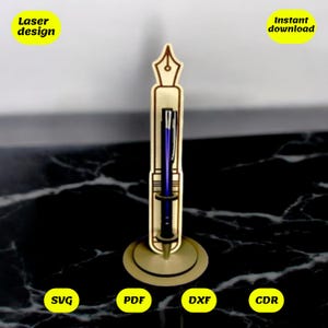 Può includere: Design di portapenne tagliato al laser. Il portapenne ha la forma di una penna con una punta in cima e una base. Il portapenne è in legno e di colore marrone chiaro. Il design è disponibile nei formati SVG, PDF, DXF e CDR.