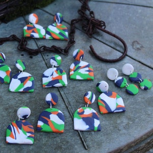 Grün, Marine, Orange und Weiß Handgemachte Polymer Clay Ohrringe