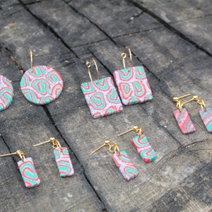 Orecchini in argilla polimerica fatti a mano in argento, rosso e verde