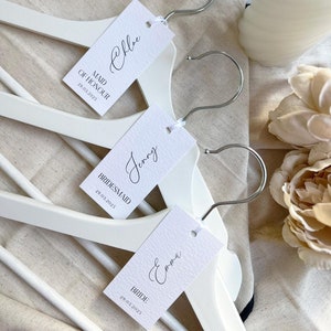 Étiquettes de suspension personnalisées | Marque-places suspendus | Noms de lieux suspendus | Cintre de mariée | Marque-places | Étiquettes de suspension | Cintre pour mariée | Cintre de marié