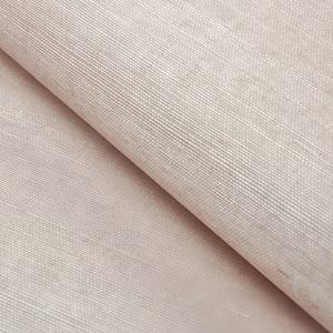 Puede incluir: Primer plano de una tela texturizada de color rosa claro con un brillo sutil. La tela tiene un patr&oacute;n tejido y una sensaci&oacute;n suave y lisa.