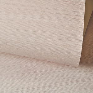Puede incluir: Primer plano de una tela tejida de color rosa p&aacute;lido con una textura sutil. La tela est&aacute; doblada, revelando un tono de rosa m&aacute;s claro debajo.