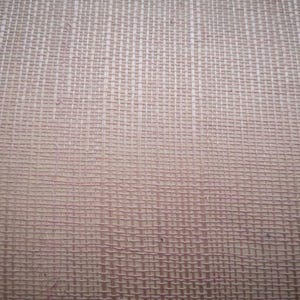 Puede incluir: Primer plano de una tela tejida de color marr&oacute;n claro y textura sutil. La tela tiene un patr&oacute;n de cuadr&iacute;cula creado por el proceso de tejido.