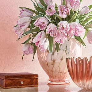 Puede incluir: Un ramo de tulipanes rosas en un jarr&oacute;n de m&aacute;rmol rosa y blanco. El jarr&oacute;n est&aacute; sobre una mesa con una caja de madera y un cuenco rosa.
