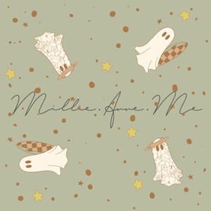 Könnte beinhalten: Ein grüner Hintergrund mit einem Muster aus braunen Punkten und gelben Sternen. Es gibt vier weiße Geister mit verschiedenen Designs. Der Text "Millie. Anne. Me" ist in schwarzer Kursivschrift geschrieben.
