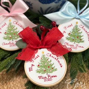 Geborduurd eerste kerstornament voor baby: kerstornament 2025, gepersonaliseerd kerstornament, aangepaste cadeaus