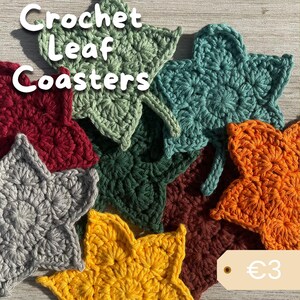 Può includere: Una collezione di sottobicchieri all'uncinetto a forma di foglia in vari colori, tra cui verde salvia, verde acqua, verde scuro, bordeaux, arancione, giallo e grigio. Il testo Crochet Leaf Coasters e un'etichetta con €3 sono visibili.