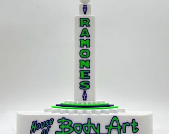 ¡Autos inspirados en Ramones House of Body Art en Disneyland/Disney World/Radiator Springs! ¡Letrero de Disney/Pixar!