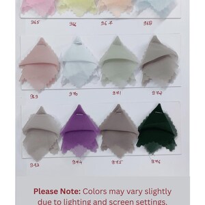 Puede incluir: Una tarjeta de muestras de tela con doce piezas triangulares de material semitransparente en tonos pastel y oscuros, numeradas del 965 al 976. El texto inferior dice: Please Note: Colors may vary slightly due to lighting and screen settings.