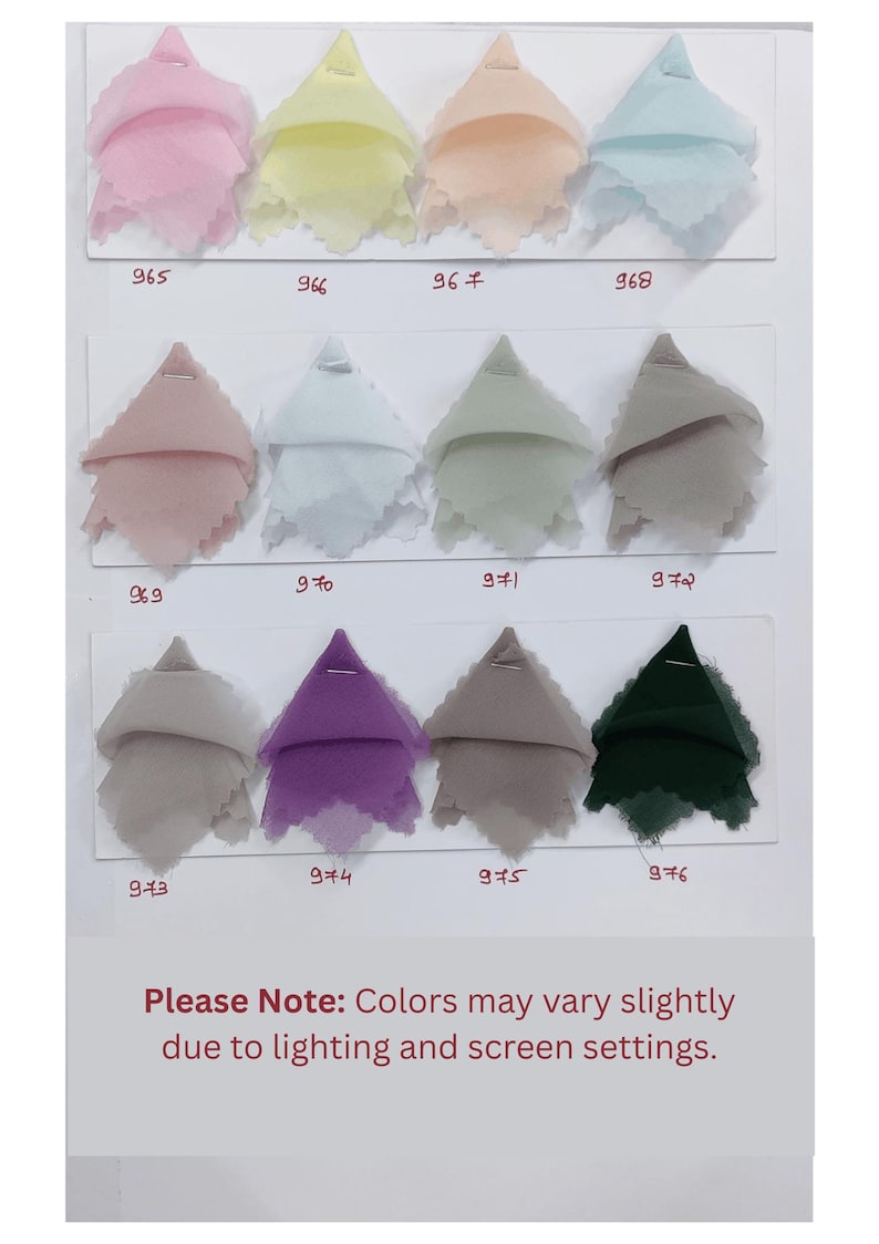 Puede incluir: Una tarjeta de muestras de tela con doce piezas triangulares de material semitransparente en tonos pastel y oscuros, numeradas del 965 al 976. El texto inferior dice: Please Note: Colors may vary slightly due to lighting and screen settings.