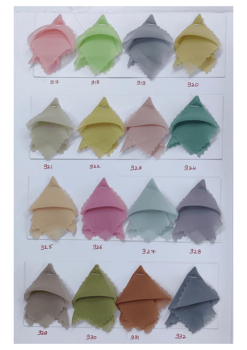 Puede incluir: Una carta de colores con diecis&eacute;is muestras triangulares de tela semitransparente en varios tonos pastel y apagados. Cada muestra est&aacute; sujeta a una tarjeta blanca y etiquetada con un n&uacute;mero del 917 al 932, incluyendo colores como rosa, verde, gris, amarillo y marr&oacute;n.