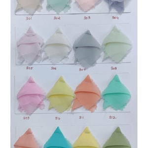 Puede incluir: Una tarjeta de muestras de tela con diecis&eacute;is piezas plegadas de material ligero y transparente en varios colores pastel y apagados. Cada muestra est&aacute; numerada del 901 al 916, dispuesta en cuatro filas y sujeta con una grapa met&aacute;lica.