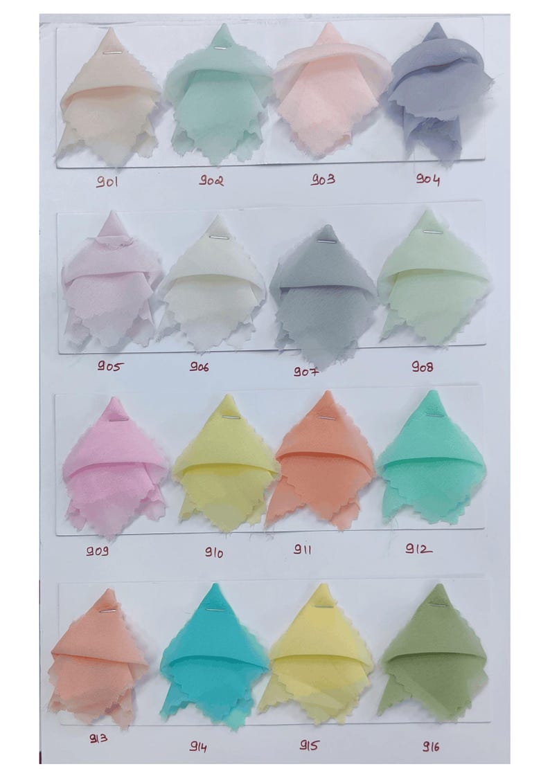 Puede incluir: Una tarjeta de muestras de tela con diecis&eacute;is piezas plegadas de material ligero y transparente en varios colores pastel y apagados. Cada muestra est&aacute; numerada del 901 al 916, dispuesta en cuatro filas y sujeta con una grapa met&aacute;lica.