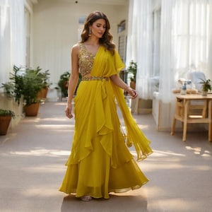 Bollywood Berühmtheit Haldi Pithi Gelb Prestitched Saree | Pailletten Handarbeit Hochzeits Outfit für die Braut