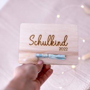 Postkarte aus Holz zur Einschulung | Schulkind 2022 | Gutscheinverpackung