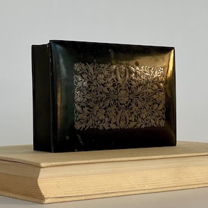14x10x4cm / antique pewter box / hand-engraved lid / beautiful work / rarity / patina / lined with satin / unusual box