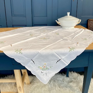 Bestickte Tischdecke #002 / Stickerei  zarte Pastell Blüten / Cottage Core / Landhaus / Florales Motiv / Englischer Landhausstil