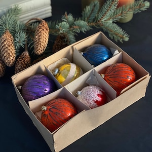 Set of 6 pieces / very unusual rare old vintage Christmas tree balls / 6.5-8 cm diameter hand-decorated / 50-60s / nostalgic Christmas