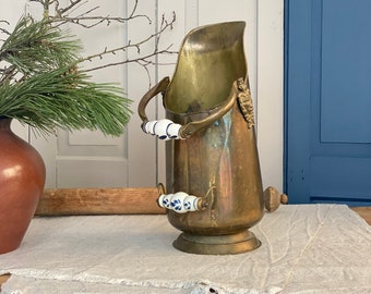 Secchio per carbone, secchio per carbone, carbone, secchio o secchio per carbone in ottone, grandi secchi per carbone in ottone, contenitore antico per carbone, decorazione per camino