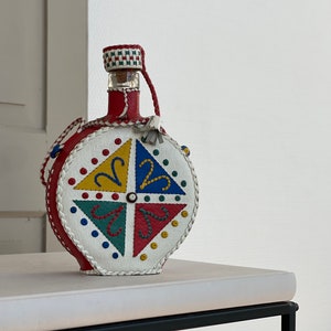 Mensa vintage / Pelle ricamata a mano / Bottiglia di vetro retrò / Balcani occidentali / Bottiglia di liquore / Fatto a mano / Modello colorato / Anni '70