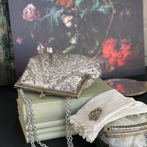 16 x 17 cm / Vintage Clutch / Abendtasche / kleine Tasche / kleine Clutch mit Perlenstickerei / 60s Handarbeit / weiss silber / BAG 008 Bild 2