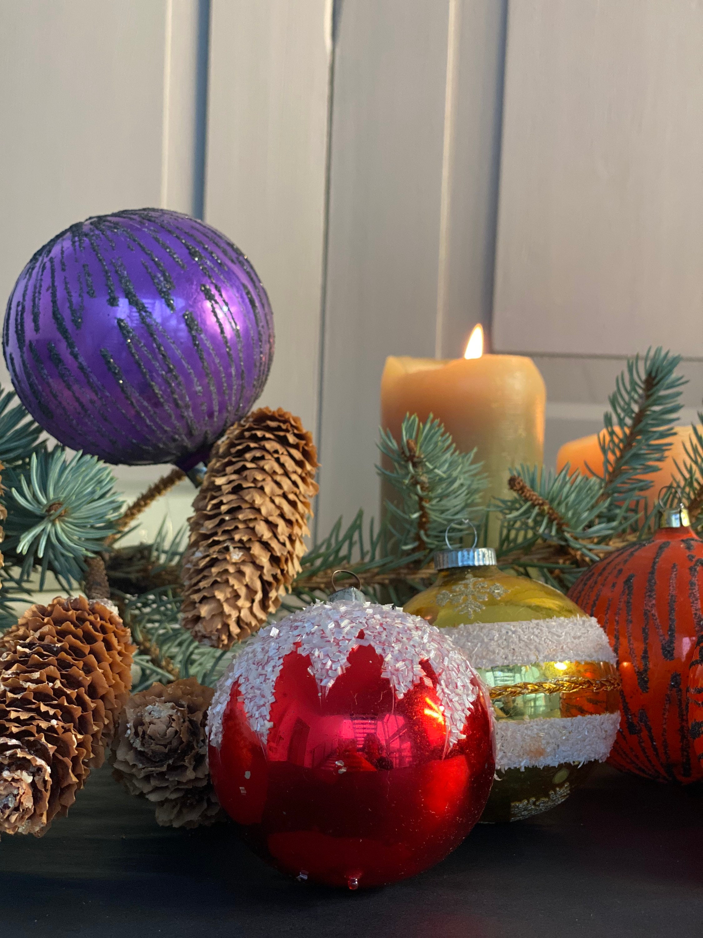 6 Anciennes Boules De Noël En Verre + 11 Pinces à Bougies Vintage - Décoration