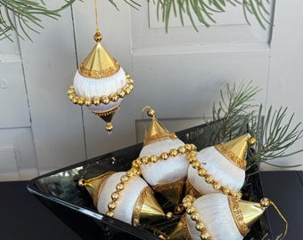 Juego de 5 adornos navideños vintage de terciopelo satinado con cuentas, adornos navideños tradicionales con forma de gota de cuentas, decoración navideña vintage hecha a mano.