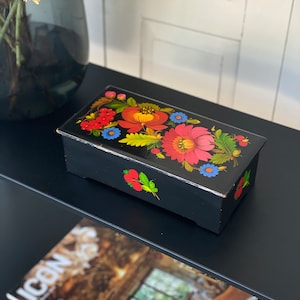 Handmade Flok Art / handbemalte Holz Schatulle / Motiv West Balkan / Florales Motiv / Aufbewahrung von Briefen und Karten / Cottage Farm