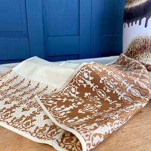 Mantel tejido en jacquard amarillo pastel con adornos marrones / material grueso / tejido mixto / imprescindible de los años 60 / retro / mediados de siglo