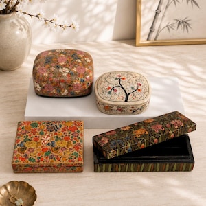 Kaschmir Papiermaché Schatullen 4er Set Handbemalte Sammlerobjekte Collected Interiors  Luxury Home Decor Vintage Aufbewahrung Trinket Boxes