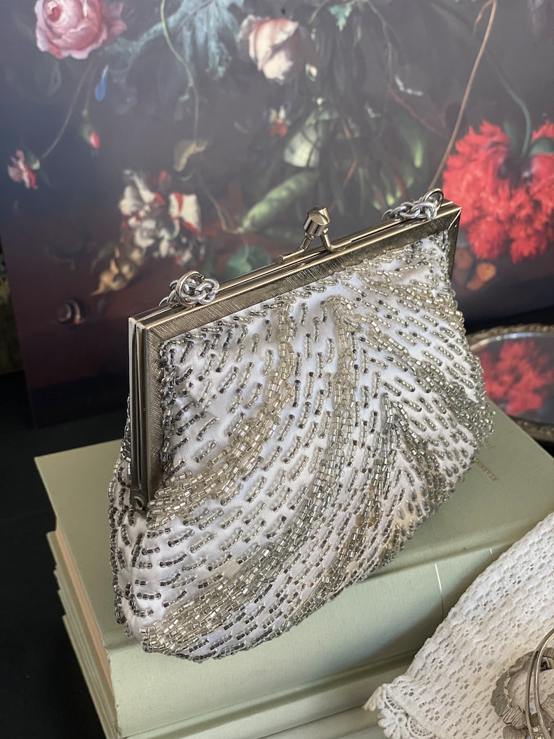 16 x 17 cm / Vintage Clutch / Abendtasche / kleine Tasche / kleine Clutch mit Perlenstickerei / 60s Handarbeit / weiss silber / BAG 008 Bild 4