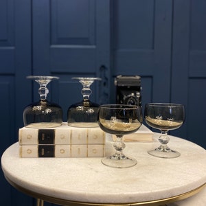 Zestaw 4 kieliszków I Kieliszek do Martini I Miseczki do szampana I Prawdziwe przyciemniane szkło vintage I Lata 60. 70. I Wózek barowy I Bar Home I Wózek barowy Vintge I Szklany bar z połowy stulecia