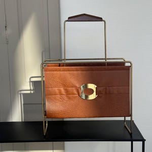 Midcentury faux leather cognac brass combo / newspaper rack / vintage magazine holder / magazine holder / 1960/70s / retro must-have
