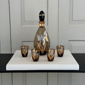 Boho Living / Vintage szklana karafka + 4 szklanki / ręcznie malowana / motyw trawy pampasowej / brązowa szklana złota obręcz / szlifowany korek / Original Bohemia
