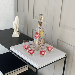 BA-003 / True Vintage Liqueur Set / 4 Glasses + Decanter / Hand Painted + Gold Rim / Retro Motif / Carafe Gold Decor / Bar Accessories / Bar Cart