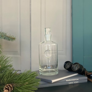 Minimalistyczna szklana karafka, loftowy charakter, nietypowy kształt, karafka do whisky, karafka, butelka na wodę, wózek barowy, wózek barowy, bar domowy